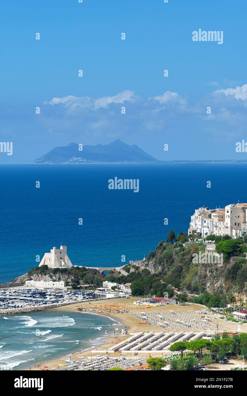 Das Küstendorf Sperlonga mit dem Berg Circeo im Hintergrund, Sperlonga, Provinz Latina, Latium (Latio), Italien, Europa Stockfoto