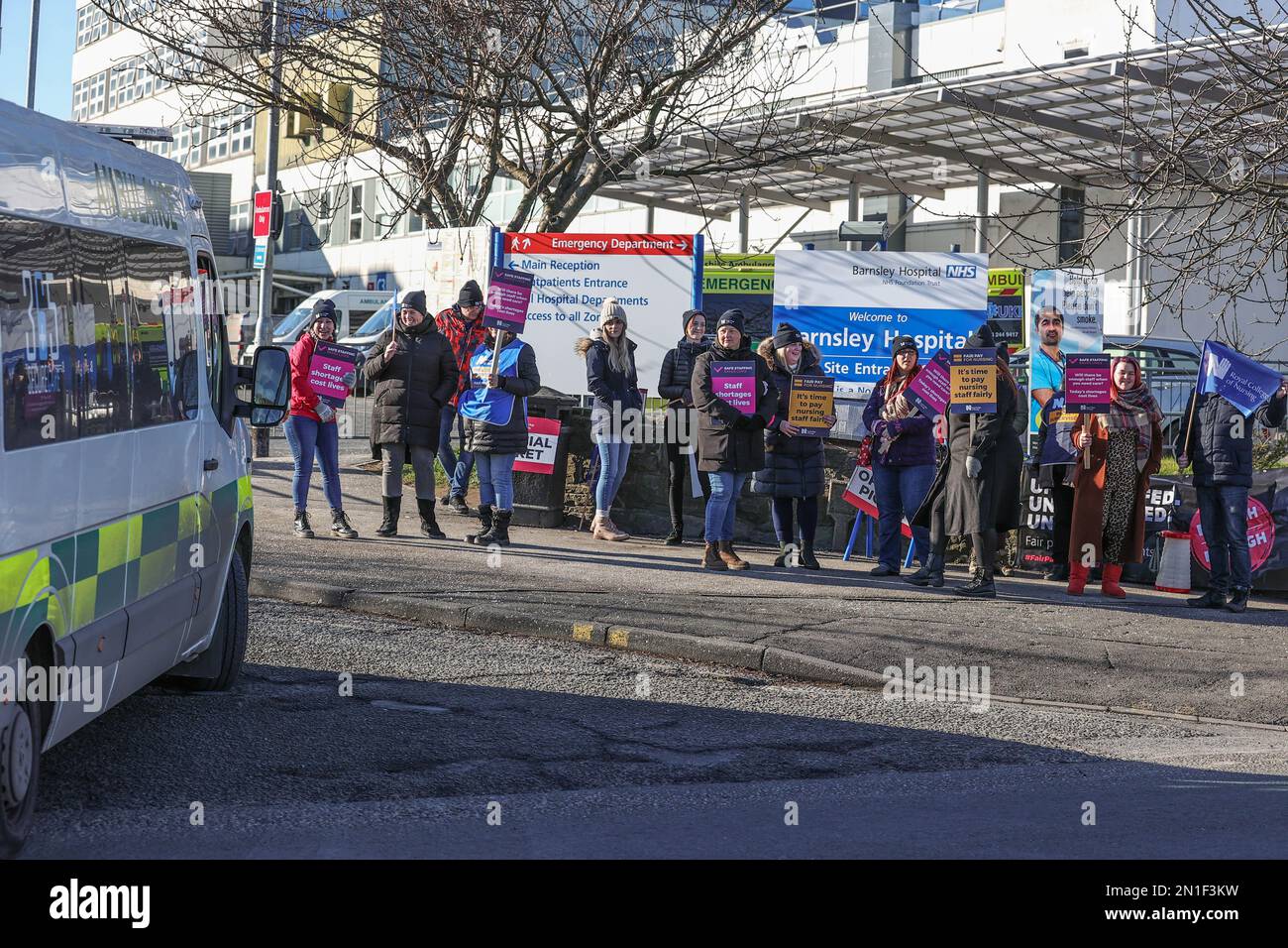 The Nurses Official Streikposten im Barnsley General Hospital, wo Krankenschwestern wegen Personalmangel und einem Antrag auf faire Bezahlung streiken, Barnsley, Großbritannien, 6. Februar 2023 (Foto von Mark Cosgrove/News Images) Stockfoto