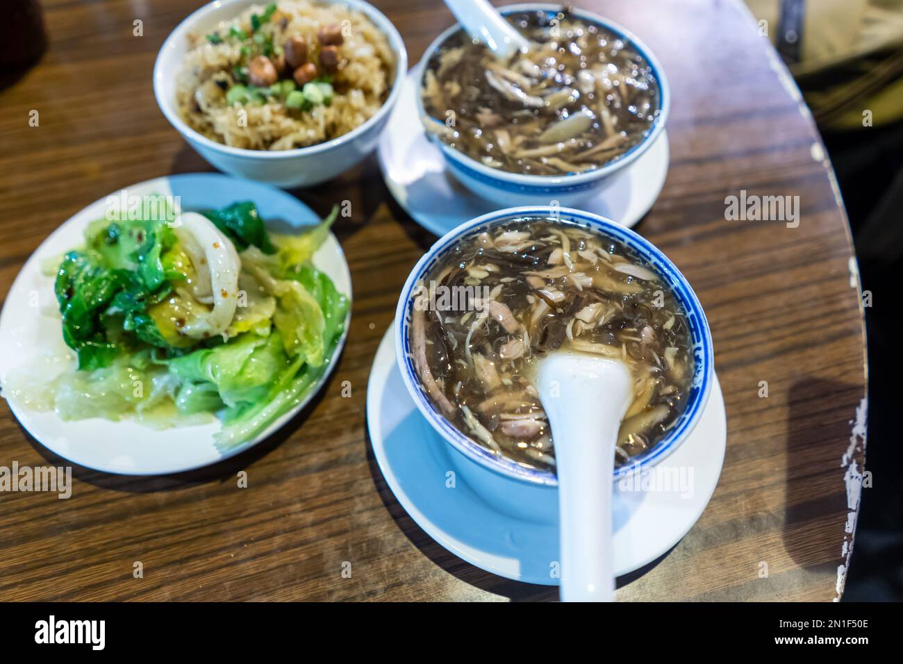 Hong Kong: Schlangensuppe im Freiluftrestaurant in Yau Ma Tei - 2022. Dezember Stockfoto