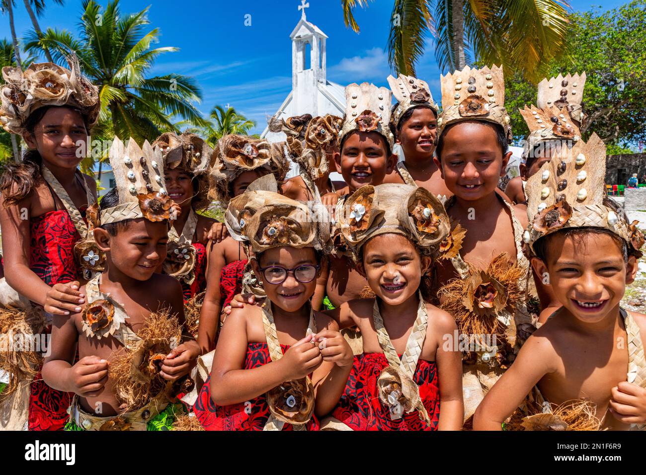 Junge Jungs in traditioneller Kleidung, Amaru, Tuamotu-Inseln, Französisch-Polynesien, Südpazifik, Pazifik Stockfoto