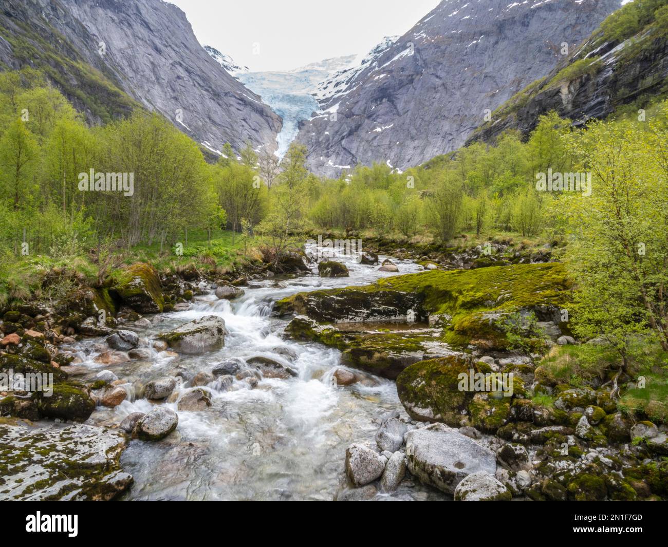 Bach aus dem Schmelzen des Briksdal-Gletschers, einer der bekanntesten Arme des Jostedalsbreen-Gletschers, Vestland, Norwegen, Skandinavien, Europa Stockfoto