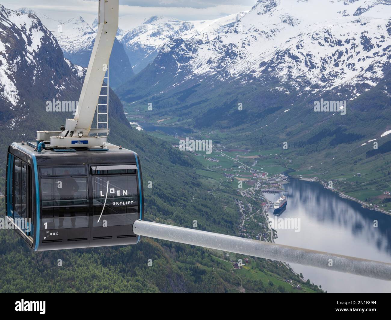 Blick auf die Seilbahn Loen Skylift vom Mount Hoven über dem Nordfjord in Stryn, Vestland, Norwegen, Skandinavien, Europa Stockfoto