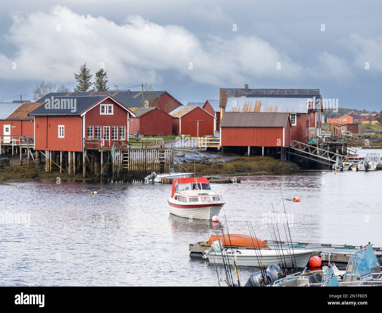 Blick auf den Hafen von Nes auf der Insel Vega, eine von etwa 6500 Inseln und Schären in den Vega-Inseln, Norwegen, Skandinavien, Europa Stockfoto