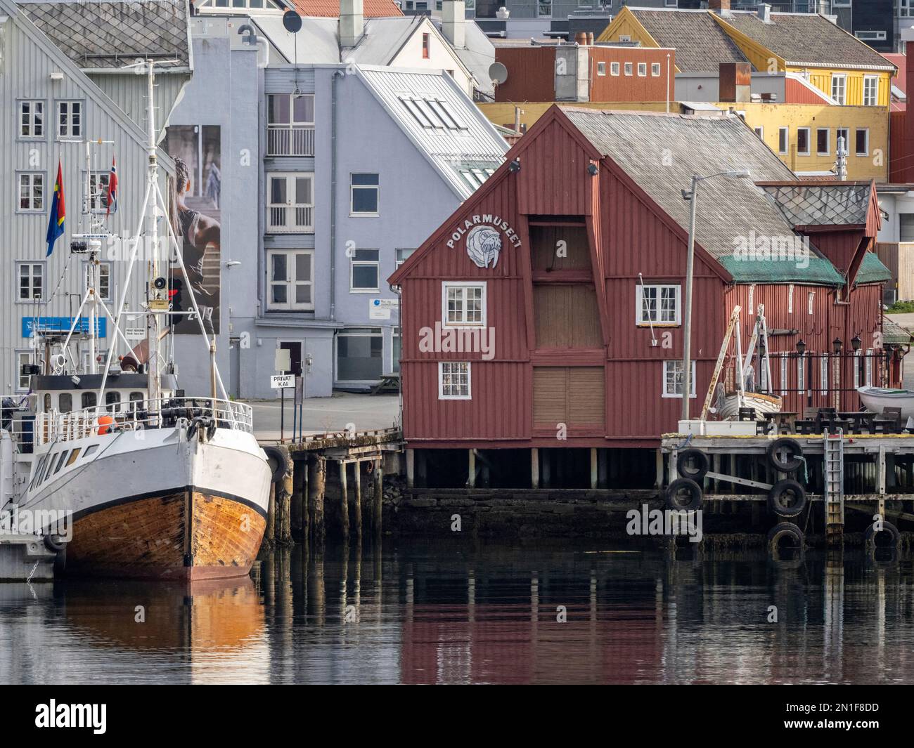 Ein Blick auf die Uferpromenade in der Stadt Tromso, 217 Meilen nördlich des Polarkreises, Tromso, Norwegen, Skandinavien, Europa Stockfoto