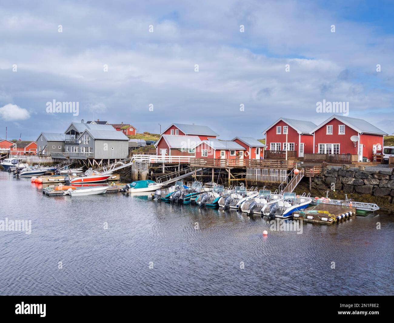 Blick auf den Hafen von Nes auf der Insel Vega, eine von etwa 6500 Inseln und Schären in den Vega-Inseln, Norwegen, Skandinavien, Europa Stockfoto