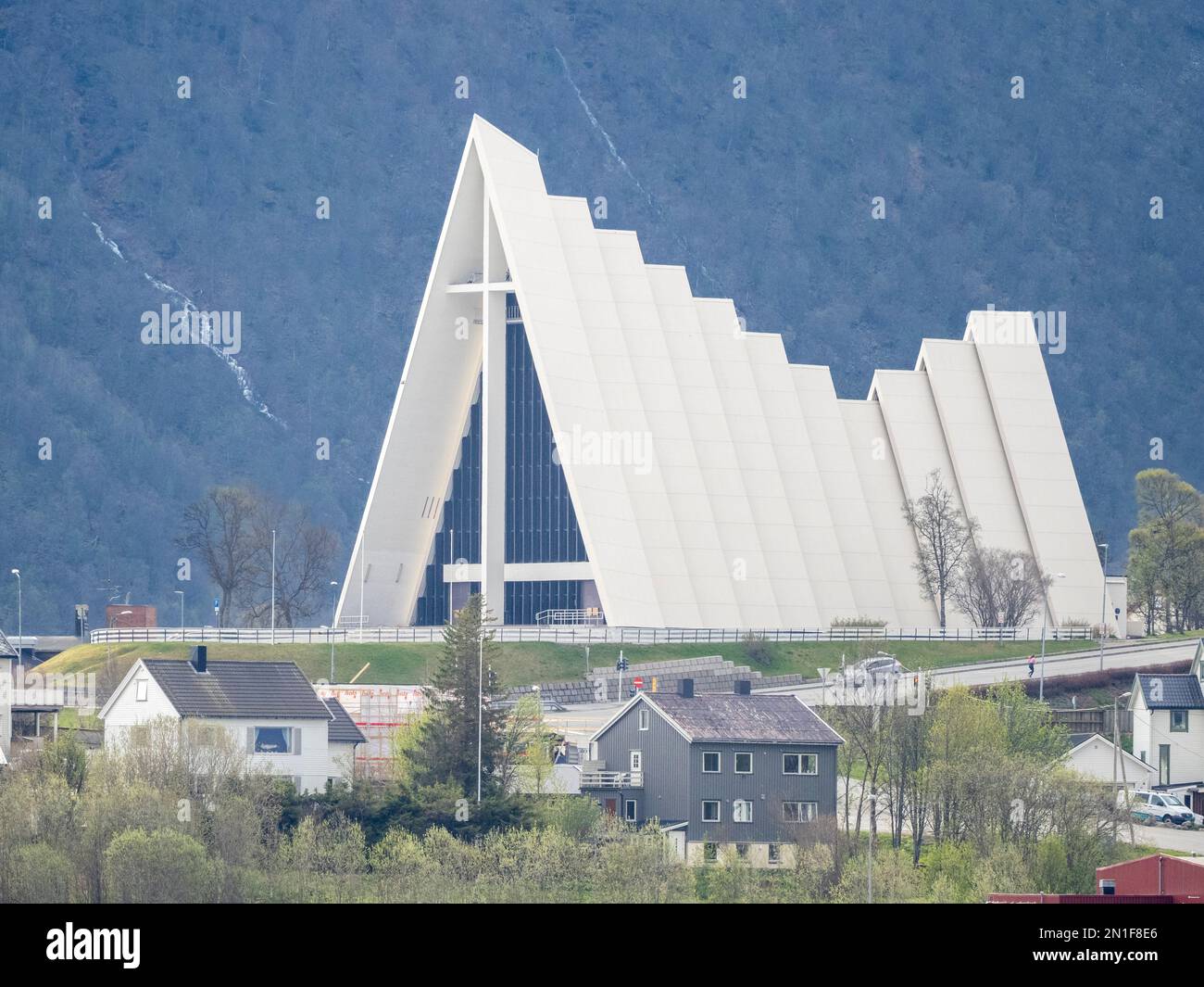 Ein Blick auf die arktische Kathedrale in der Stadt Tromso, 217 Meilen nördlich des Polarkreises, Tromso, Norwegen, Skandinavien, Europa Stockfoto