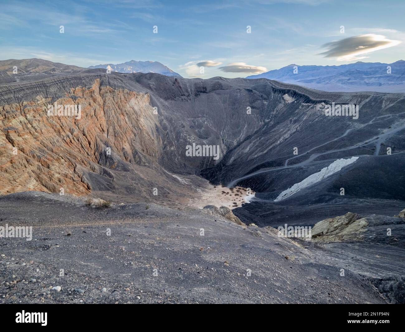 Ubehebe Crater, ein Vulkankrater, eine halbe Meile breit und 600 Fuß tief, Death Valley National Park, Kalifornien, Vereinigte Staaten von Amerika Stockfoto