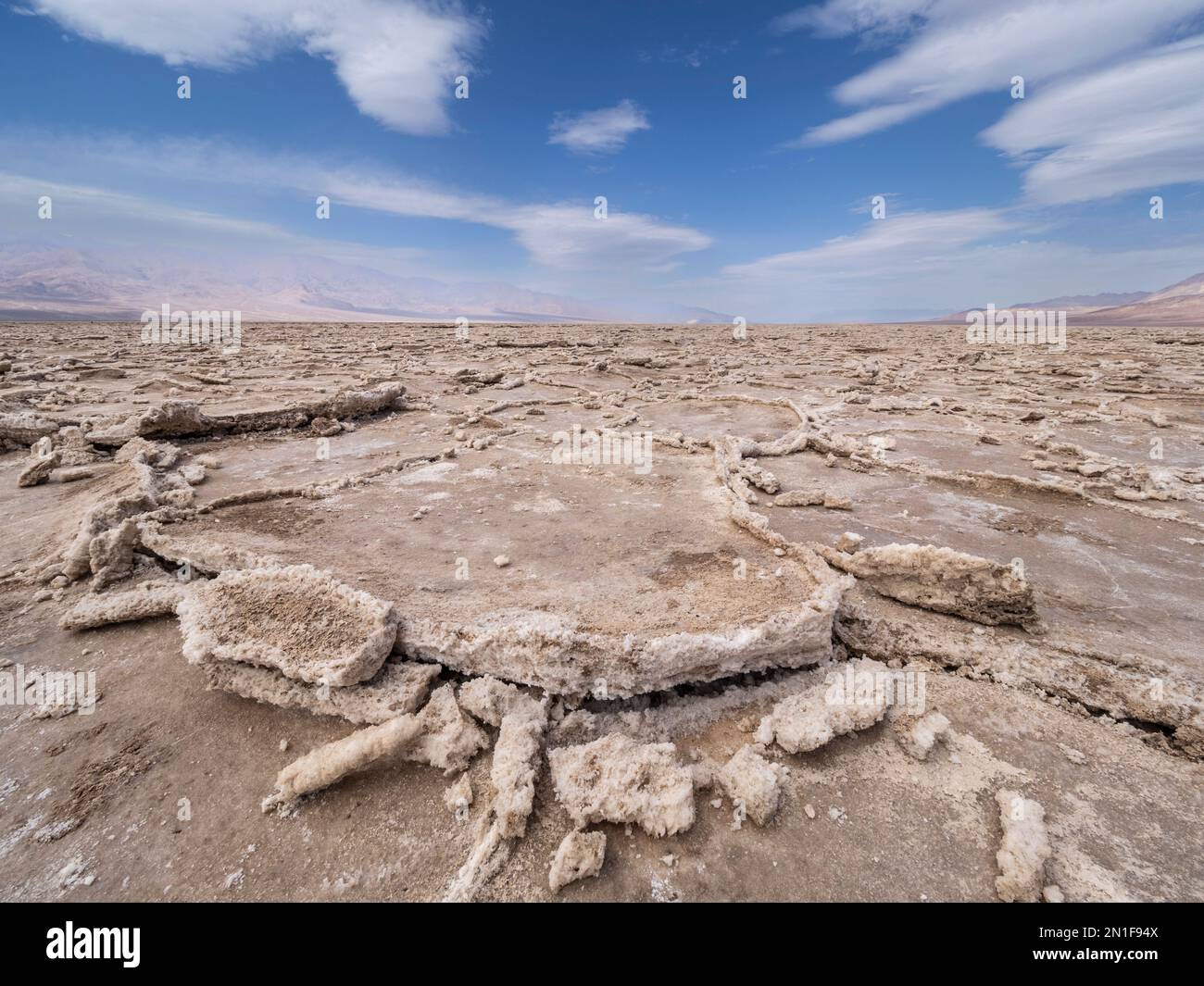 Die Salzebenen des Badwater Basin, der niedrigste Punkt in Nordamerika, Death Valley National Park, Kalifornien, Vereinigte Staaten von Amerika, Nordamerika Stockfoto