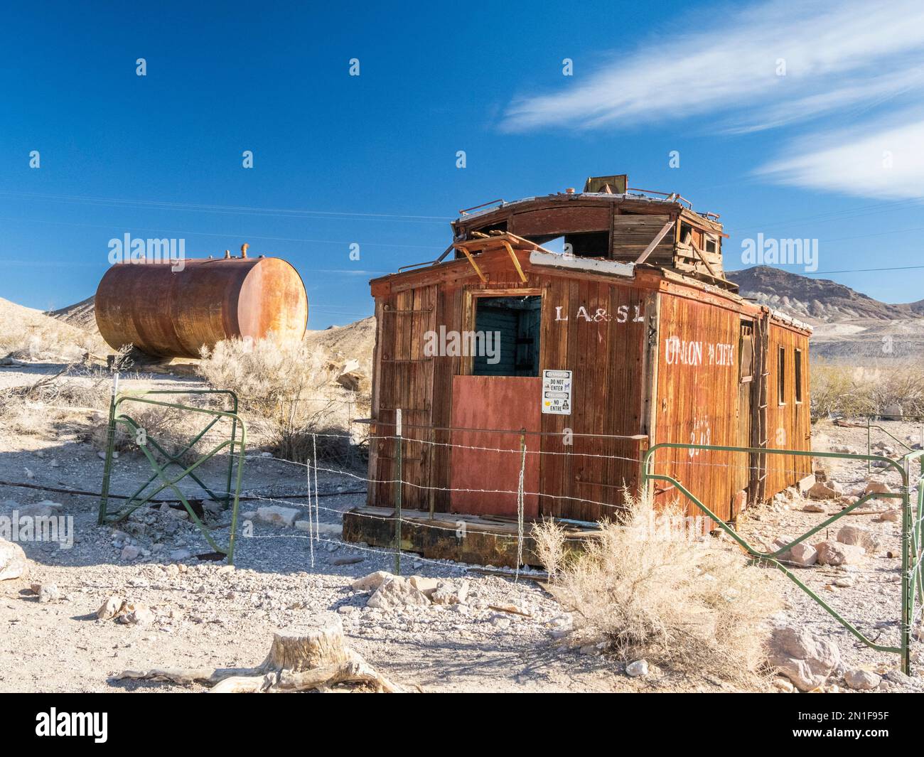Verlassene Eisenbahnwaggons in Rhyolite, einer Geisterstadt in Nye County, in der Nähe des Death Valley National Park, Nevada, Vereinigte Staaten von Amerika, Nordamerika Stockfoto