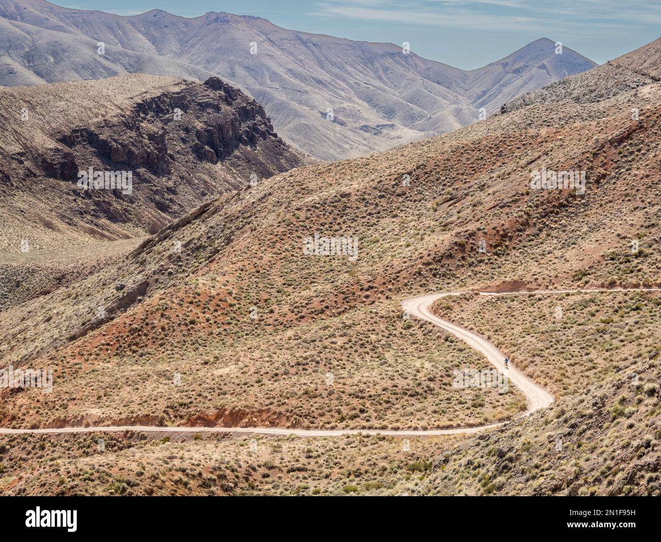 Ein Mountainbiker im Titus Canyon im Death Valley-Nationalpark, Kalifornien, USA, Nordamerika Stockfoto