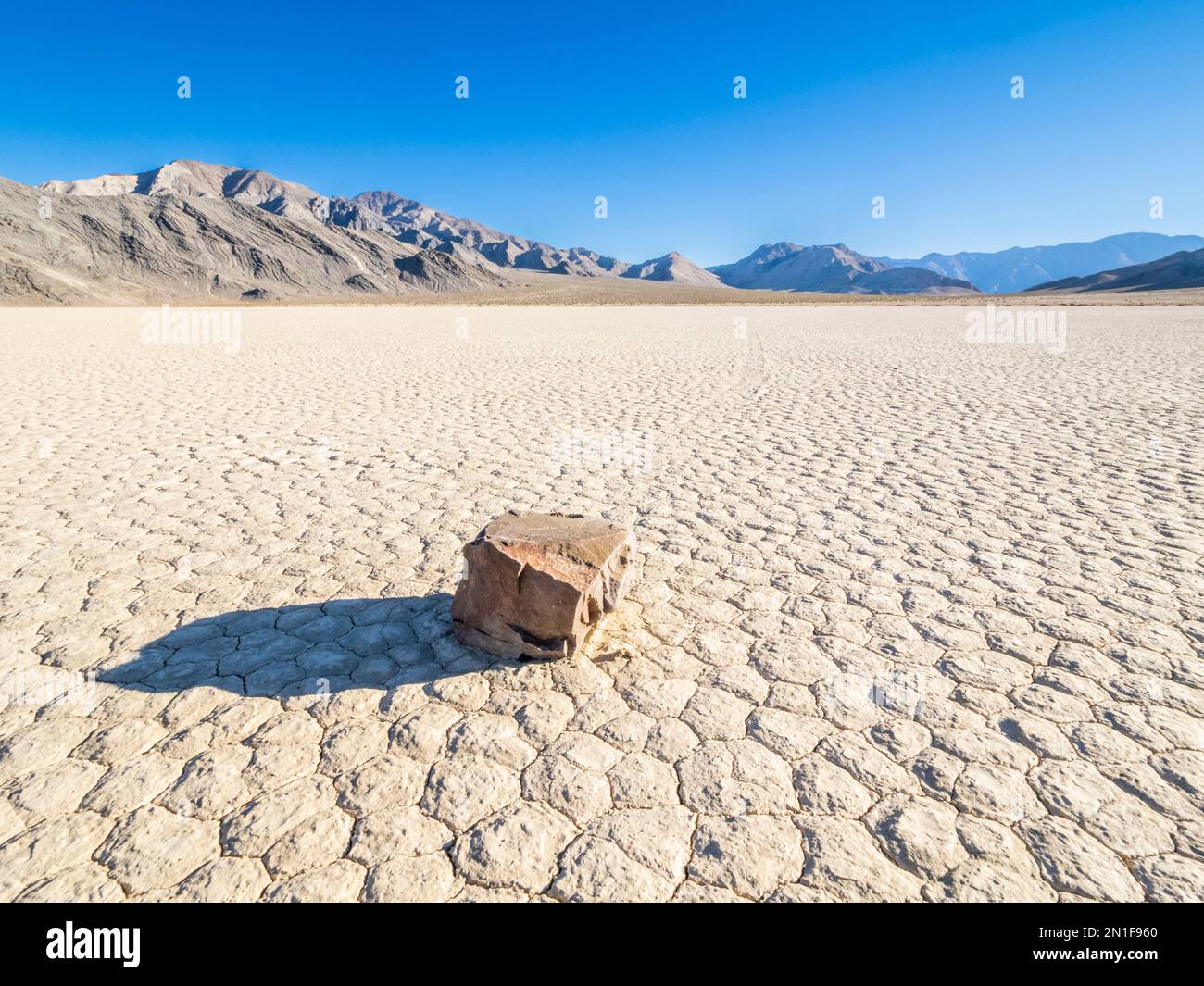 Ein beweglicher Felsen auf der Rennstrecke, ein playa oder ein ausgetrockneter See im Death Valley-Nationalpark, Kalifornien, USA, Nordamerika Stockfoto