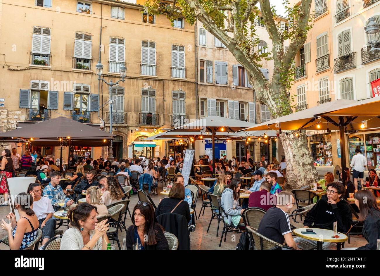 Essen und Trinken in einem Café im Freien, Aix-en-Provence, Bouches-du-Rhone, Provence-Alpes-Cote d'Azur, Frankreich, Westeuropa Stockfoto