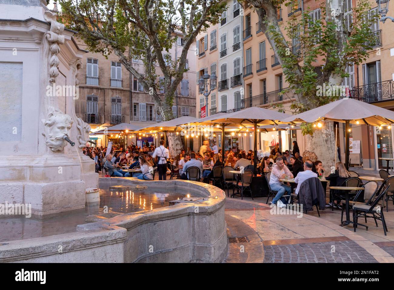 Essen und Trinken in einem Café im Freien, Aix-en-Provence, Bouches-du-Rhone, Provence-Alpes-Cote d'Azur, Frankreich, Westeuropa Stockfoto