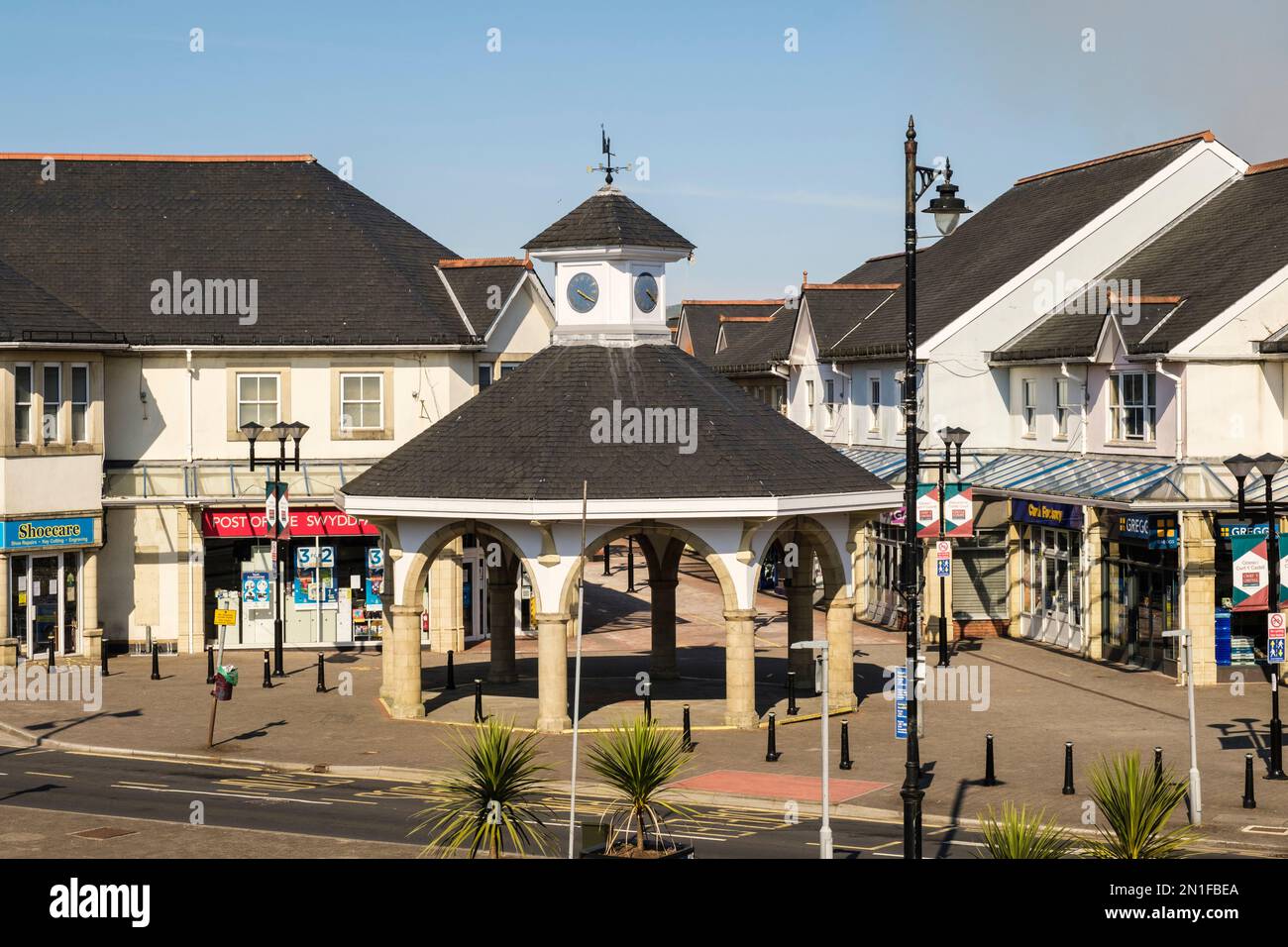Eintritt zum Castle Court Shopping Centre mit Uhrenturm und Postamt. Caerphilly, Gwent, Südwales, Großbritannien, Großbritannien Stockfoto