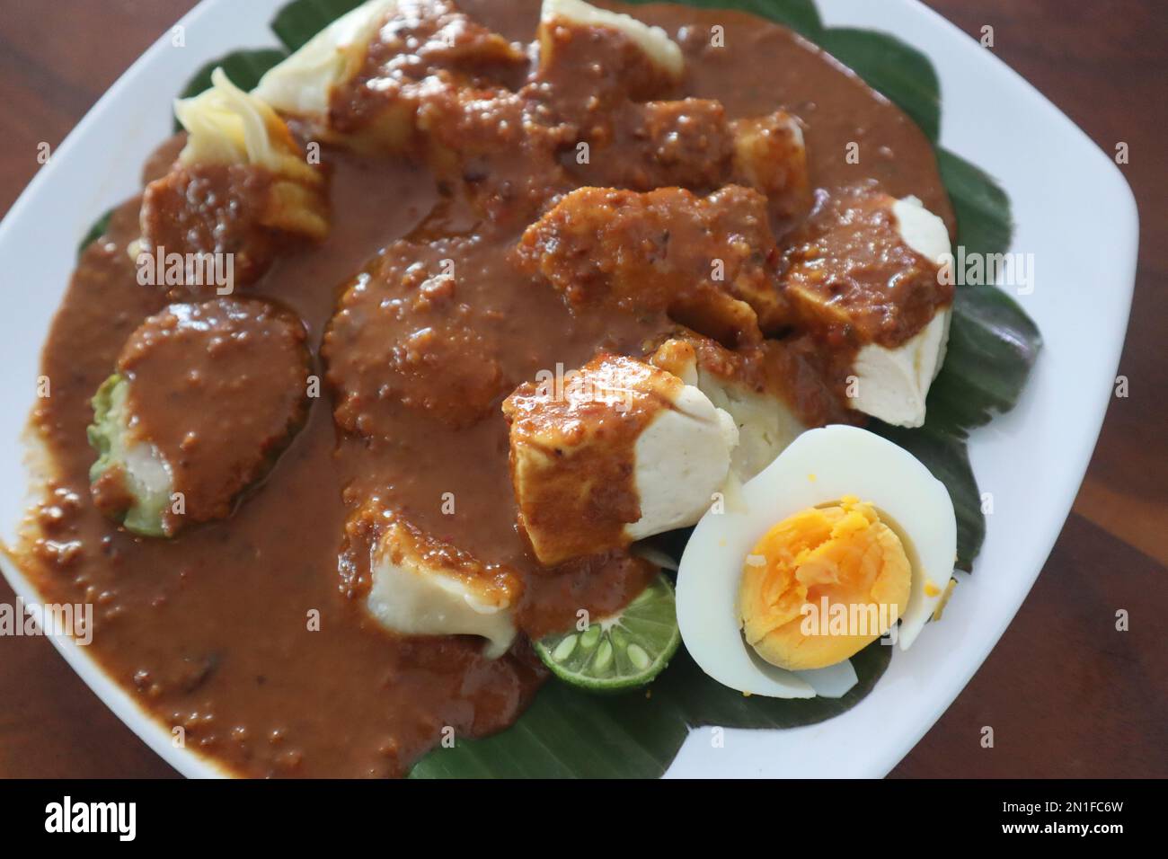 Gado-gado ist ein indonesischer Gemüsesalat mit Erdnusssoße Stockfoto