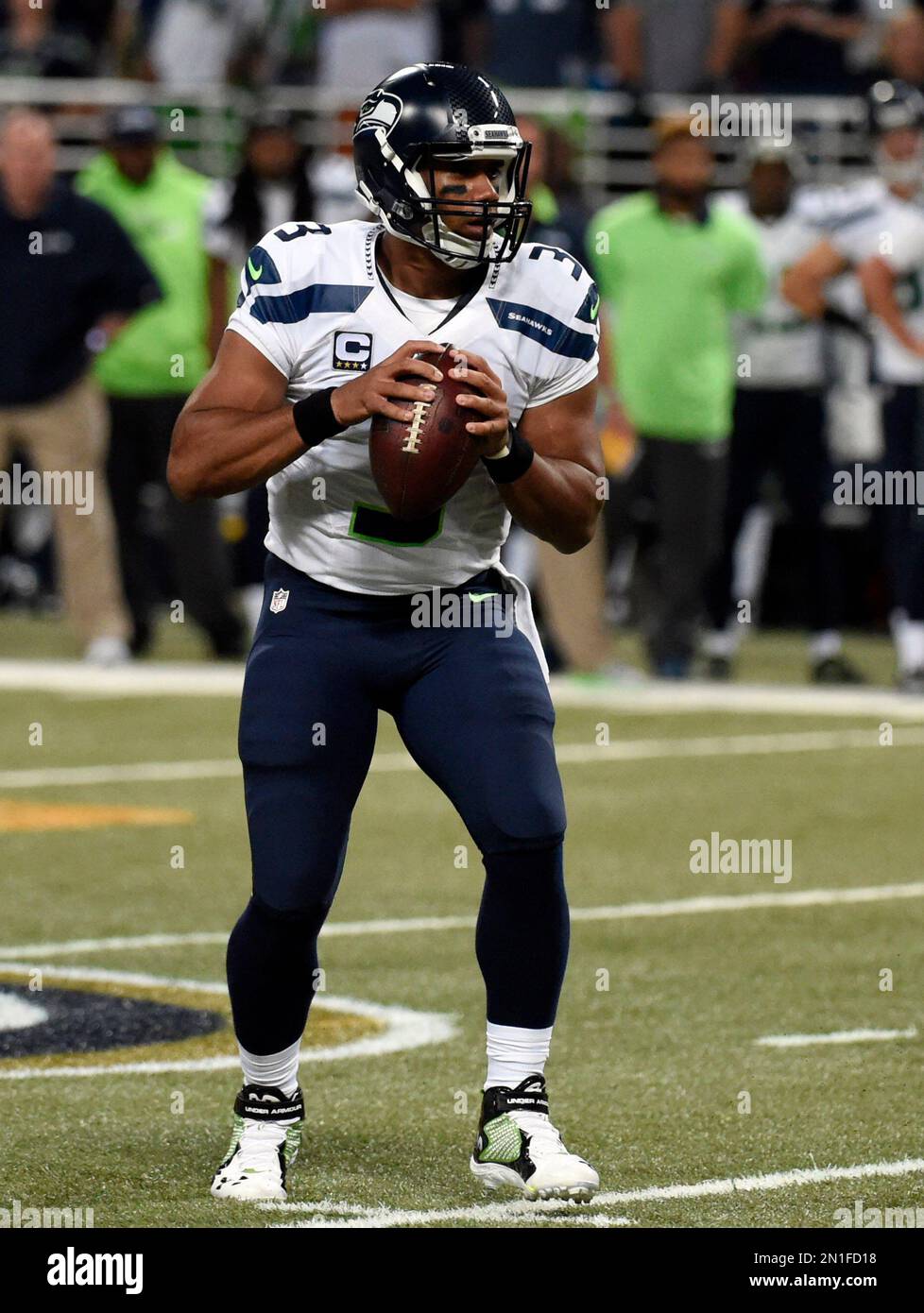 Seattle Seahawks quarterback Russell Wilson drops back to pass during the first quarter of an NFL football game Sunday, Sept. 13, 2015, in St. Louis. (AP Photo/L.G. Patterson) Stockfoto
