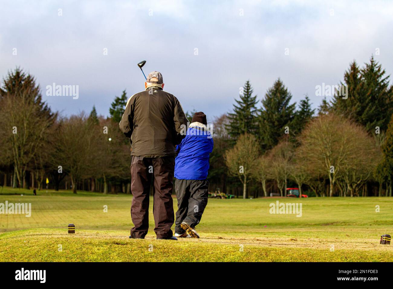 Dundee, Tayside, Schottland, Großbritannien. 6. Februar 2023. UK Weather: Tag auf dem Golfplatz. Trotz gelegentlicher sonniger Wellen und meist bewölktem Himmel, erlebt Nordostschottland gutes Februar-Wetter mit Temperaturen von durchschnittlich ca. 9°C. Lokale Senioren spielen morgens während eines schönen milden Winters Golf im Downfield Golf Club. Ardler Village hat viel Freifläche, zusätzlich zu charmanten Stadtvierteln und einem angrenzenden 18-Loch-Golfplatz. Kredit: Dundee Photographics/Alamy Live News Stockfoto