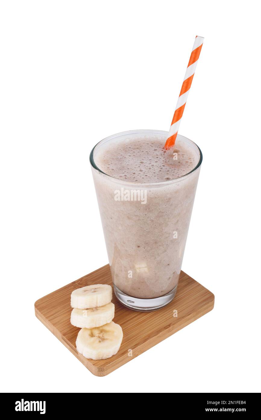 Ein Glas Bananenmilchshake oder Smoothie mit Trinkstroh, isoliert auf weißem Hintergrund Stockfoto