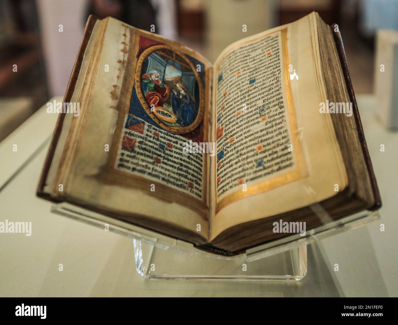 Hever Castle, Kent, UK 6. Februar 2023 Dies ist das erste Mal seit fast 500 Jahren, dass die Gebetsbücher unter einem Dach zusammenstehen, seit ihrem ursprünglichen Besitz von Königin Catherine von Aragon (abgebildet) und Anne Boleyn im Jahr 1528. Besucher können auch ein bisher nicht ausgestelltes Panel-Porträt von Katharina von Aragon und Nachbildungen der Krönungsroben und der Krone von Elizabeth I und Mary I sehen, die möglicherweise auch von Anne und Katharina bei ihren Krönungen verwendet wurden. Paul Quezada-Neiman/Alamy Live News Stockfoto