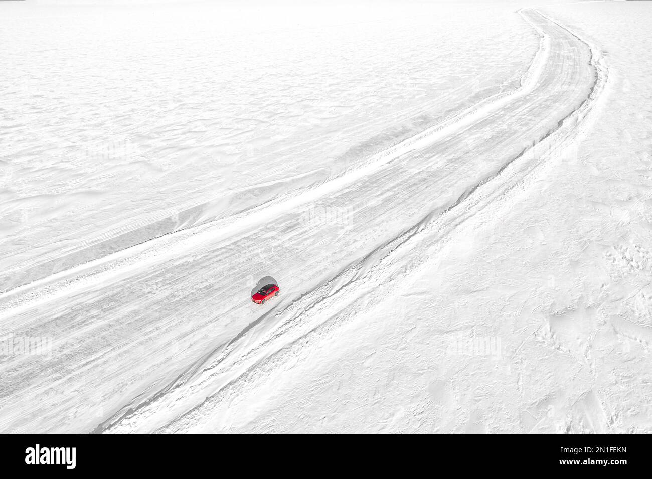 Das Auto ist auf einer Winterstraße mit einer Schutzhaube versehen. Schützt  das Fahrzeug vor Schnee und Eis Stockfotografie - Alamy