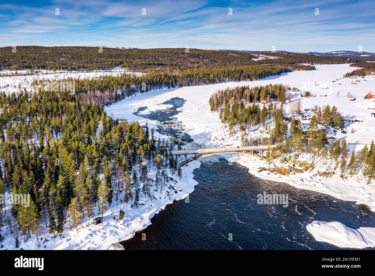 Luftaufnahme der Brücke über dem malerischen Jockfall-Wasserfall im Winter, Overkalix, Norrbotten County, Lappland, Schweden, Skandinavien, Europa Stockfoto