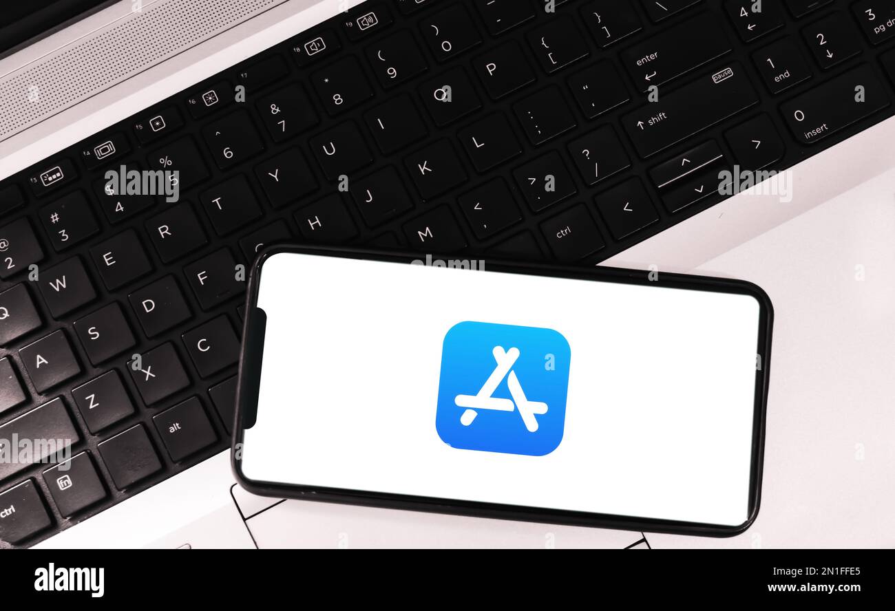 Redaktioneller Hintergrund des Apple Store mit Mobilgerät und Laptop Stockfoto
