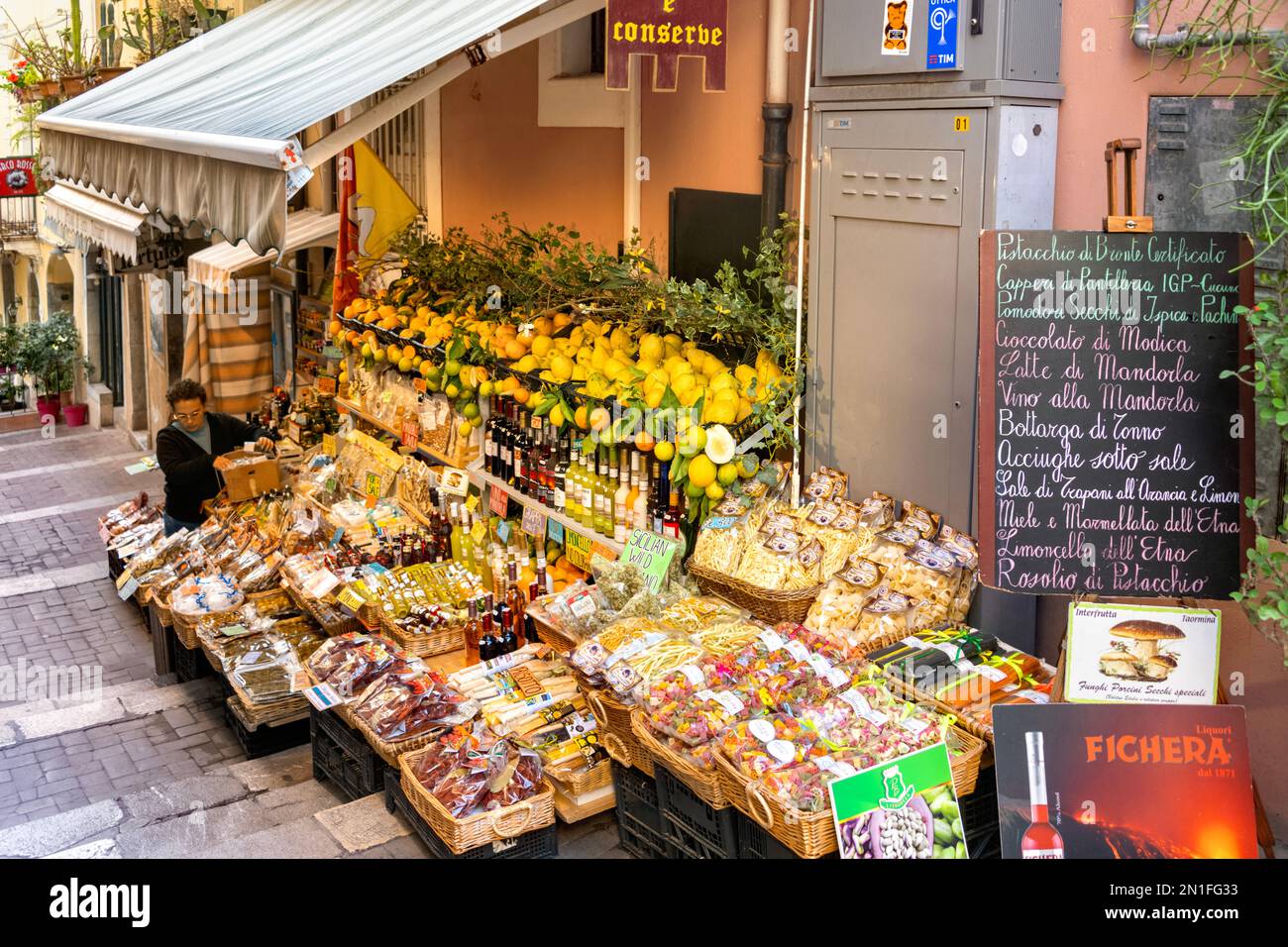 Farbenfroher Marktstand mit frischem Obst, Gemüse und sizilianischen Süßwaren in Taormina, Sizilien, Italien Stockfoto