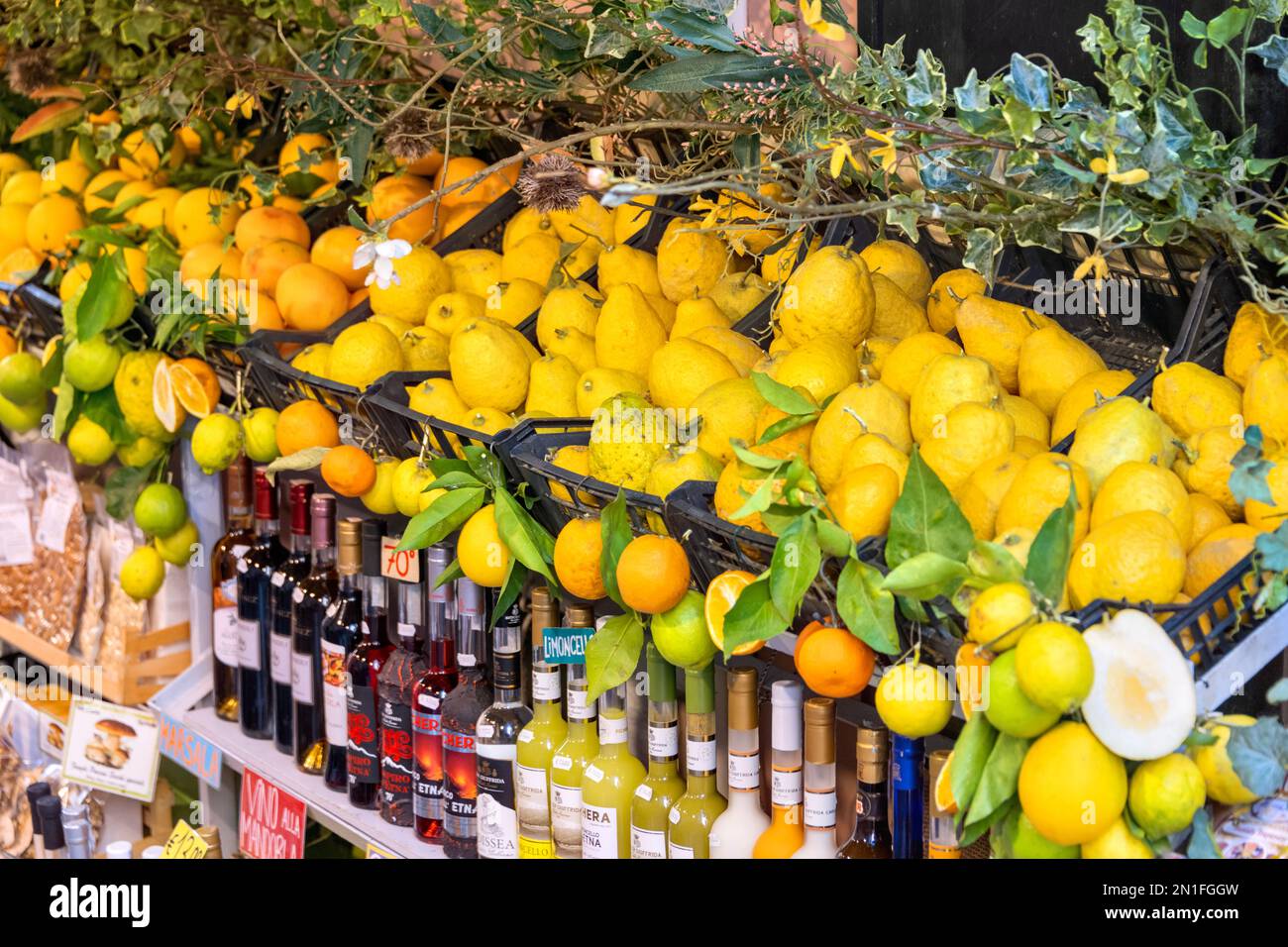 Nahaufnahme von frischen Zitronen und Orangen auf Marktstand, Taormina, Sizilien, Italien Stockfoto