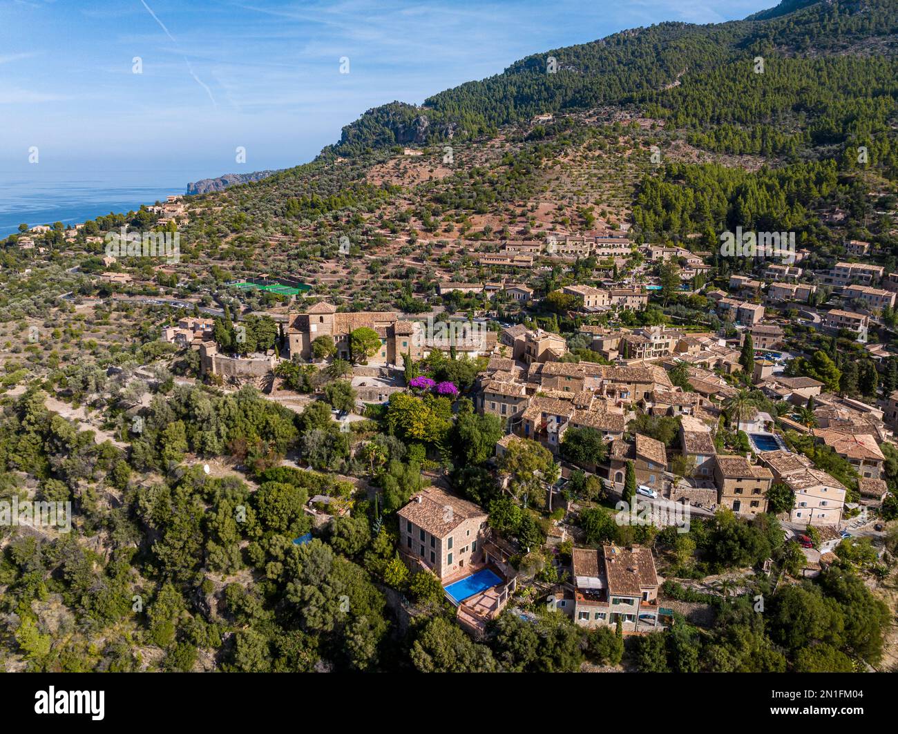 Aerial of the Mountain Village of Deia, Serra de Tramuntana, UNESCO-Weltkulturerbe, Mallorca, Balearen, Spanien, Mittelmeer, Europa Stockfoto