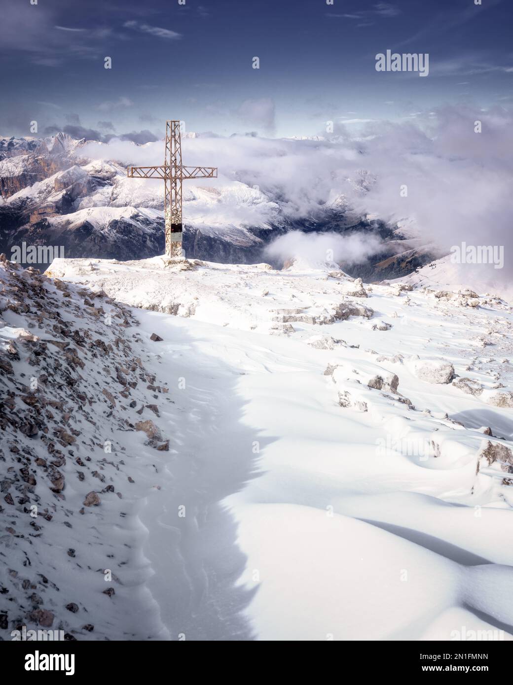 Gipfel von Sass Pordoi im Schnee, Dolomiten, Trient, Italien, Europa Stockfoto