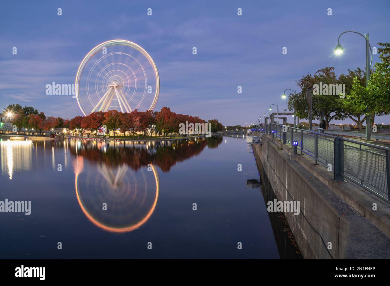 Riesenrad in La Grande Roue de Montreal bei Sonnenuntergang, Alter Hafen von Montreal, Quebec, Kanada, Nordamerika Stockfoto