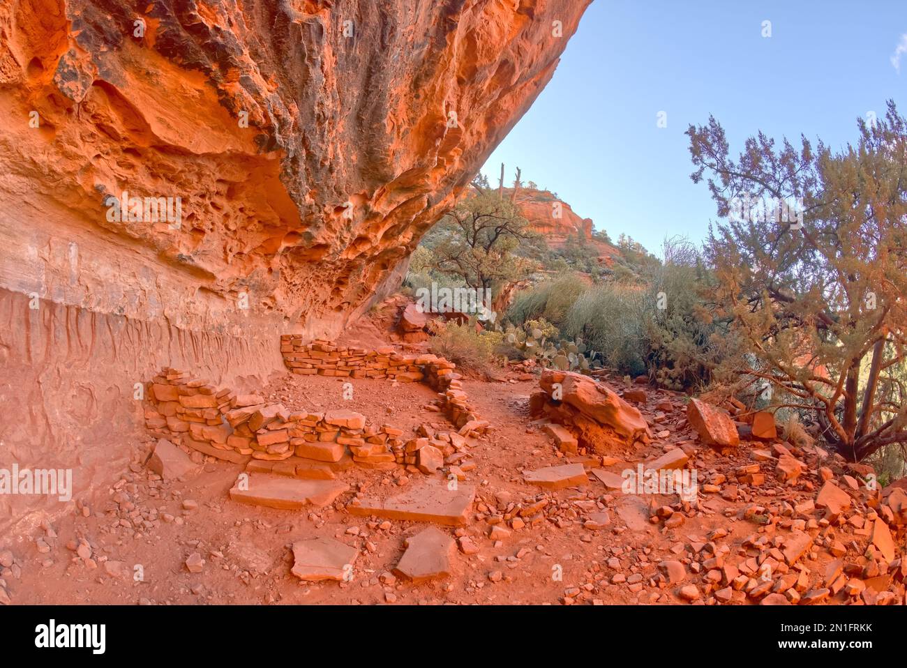 Alte indianische Ruinen unter Fay Arch im Fay Canyon in Sedona, Arizona, USA, Nordamerika Stockfoto