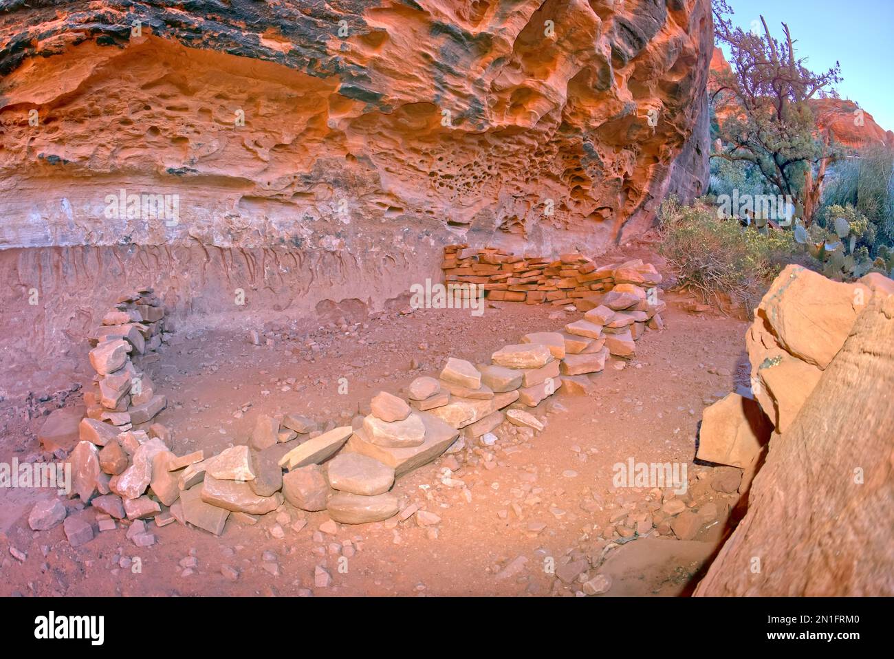 Alte indianische Ruinen unter Fay Arch im Fay Canyon in Sedona, Arizona, USA, Nordamerika Stockfoto