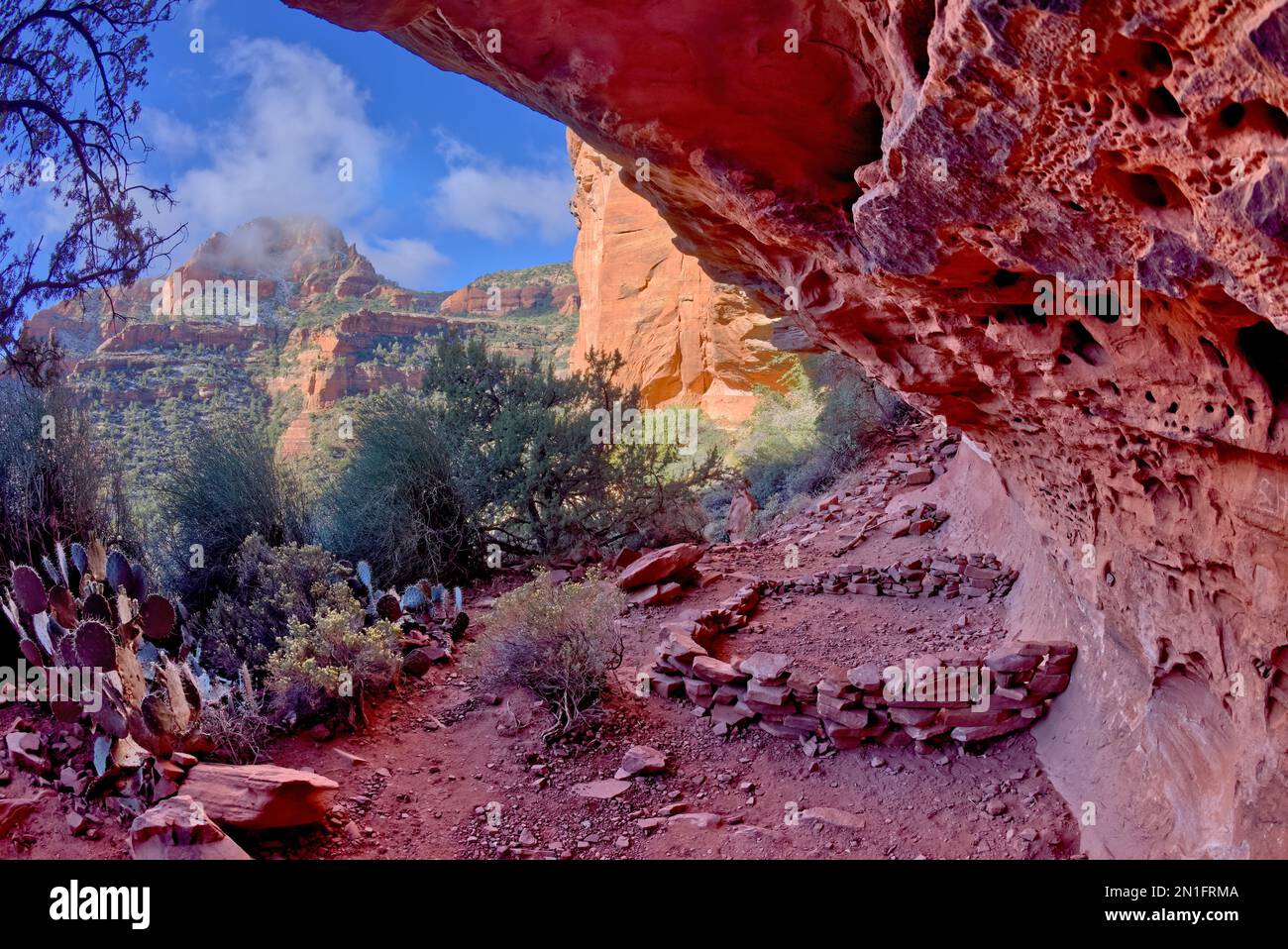 Alte indianische Ruinen unter Fay Arch im Fay Canyon in Sedona, Arizona, USA, Nordamerika Stockfoto