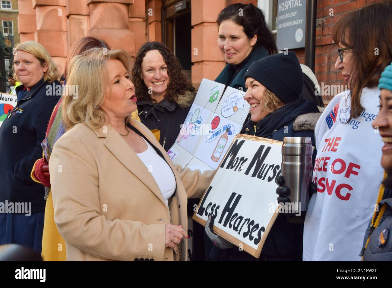 London, Großbritannien. 06. Februar 2023. Pat Cullen (L), General Secretary und Chief Executive des Royal College of Nursing, besucht die Streikposten vor dem National Hospital for Neurology and Neurosurgery, während die NHS-Krankenschwestern ihre Streiks über die Bezahlung fortsetzen. Kredit: SOPA Images Limited/Alamy Live News Stockfoto