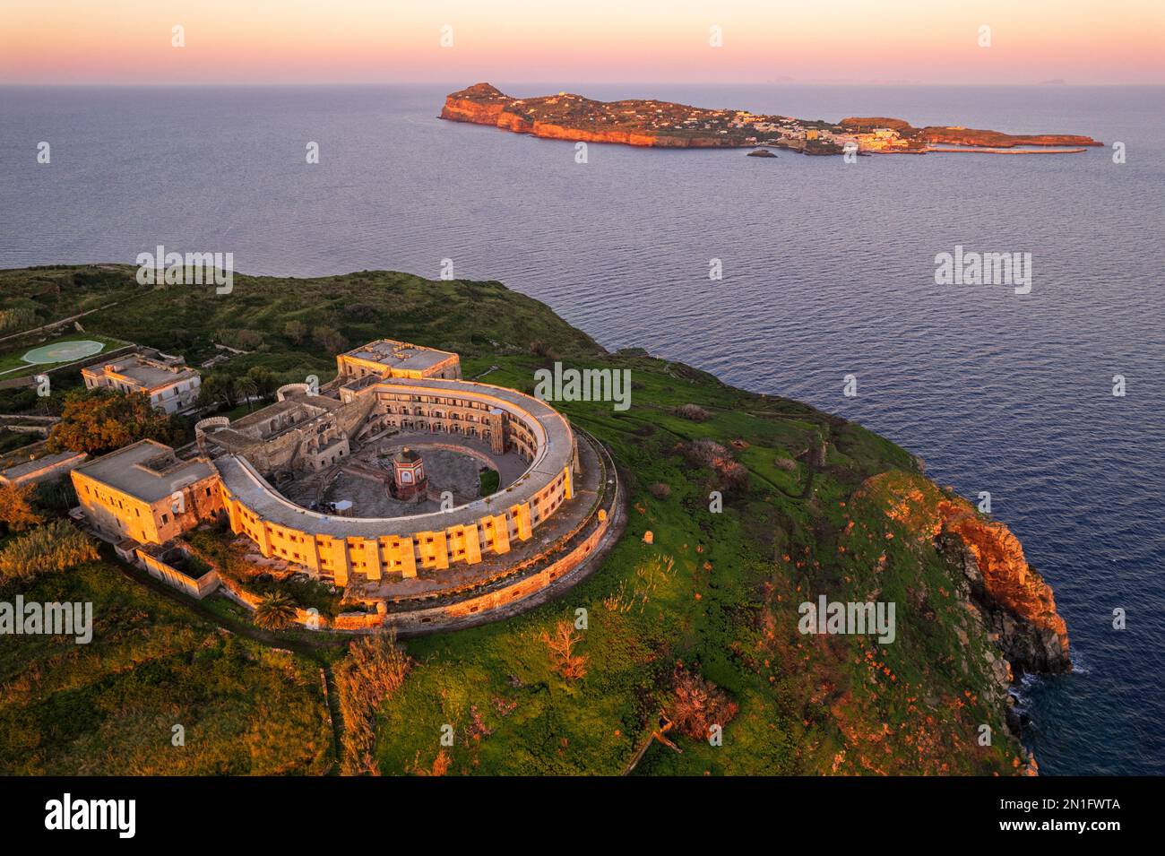 Das Gefängnis auf der Insel Santo Stefano mit Ventotene im Hintergrund, Pontine Inseln, Provinz Latina, Latium, Italien, Europa Stockfoto