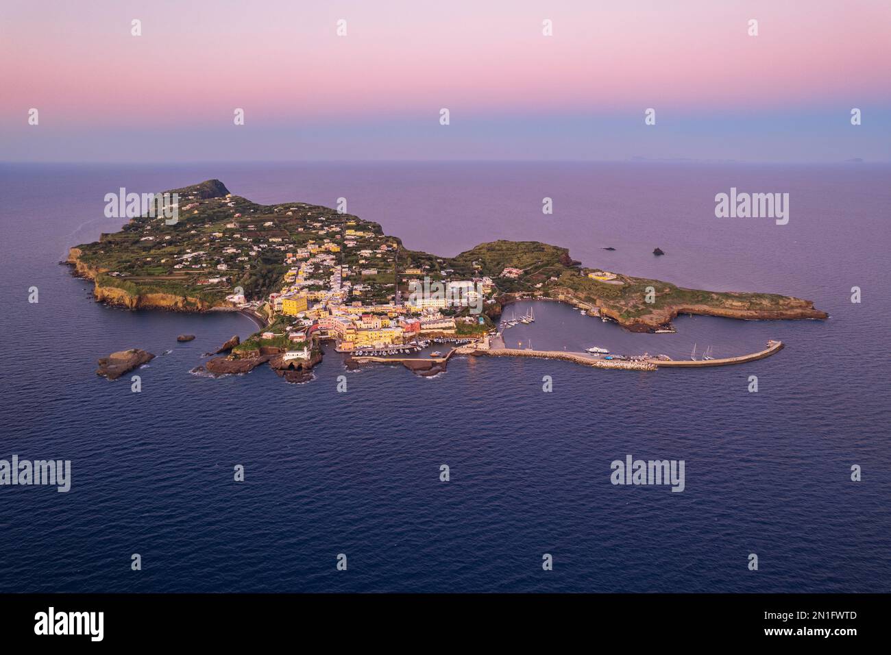 Luftaufnahme der Insel Ventotene bei Sonnenaufgang, Pontine Islands, Tyrrhenian Sea, Latina Province, Latium, Italien, Europa Stockfoto