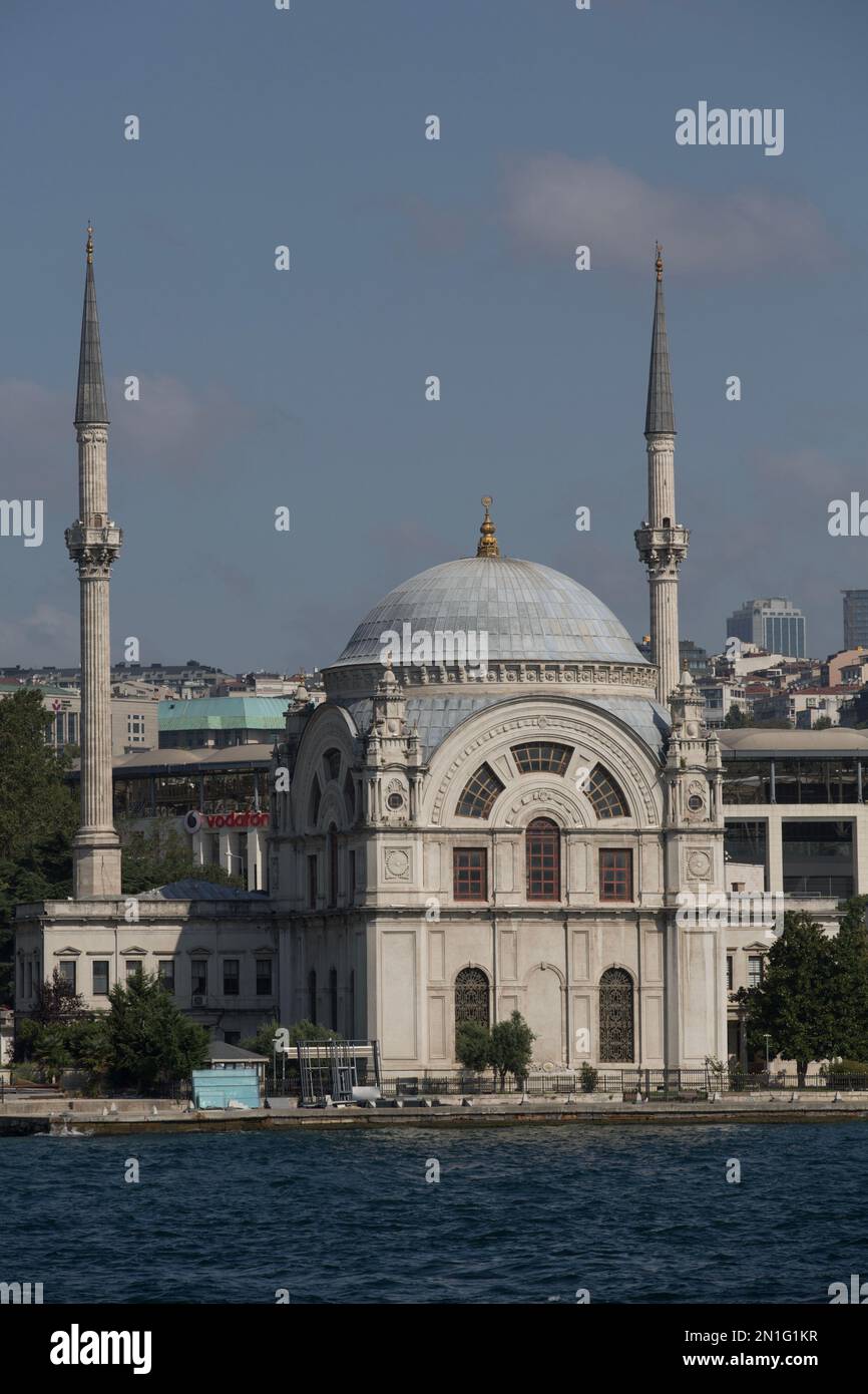 Dolmabahce-Moschee, auf der Bosporus-Straße, Istanbul, Türkei, Europa Stockfoto