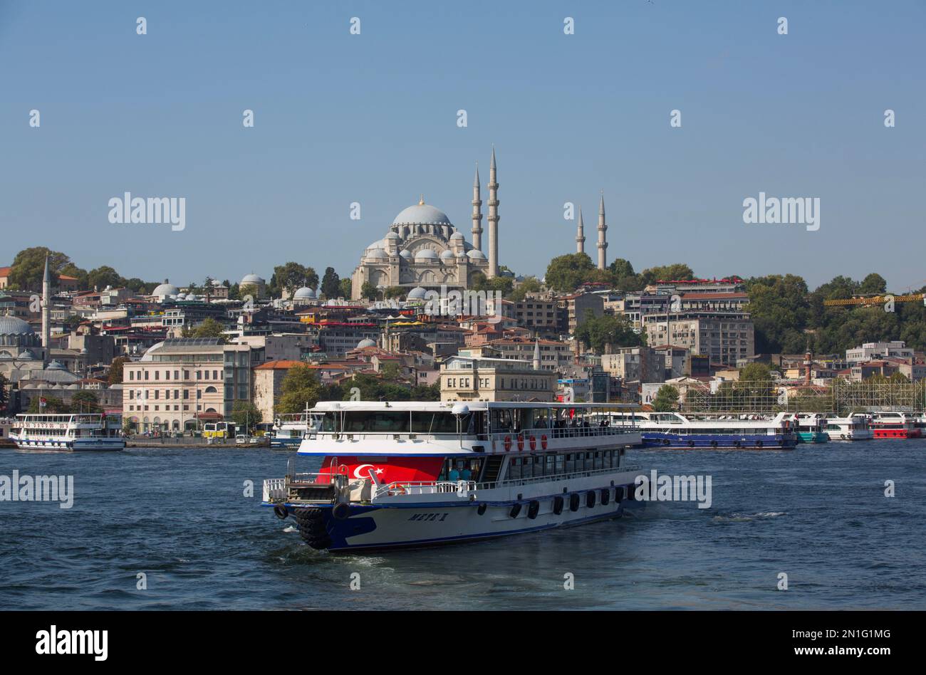 Touristenboote, Suleymaniye-Moschee im Hintergrund, untere Bucht des Goldenen Horns, Istanbul, Türkei, Europa Stockfoto