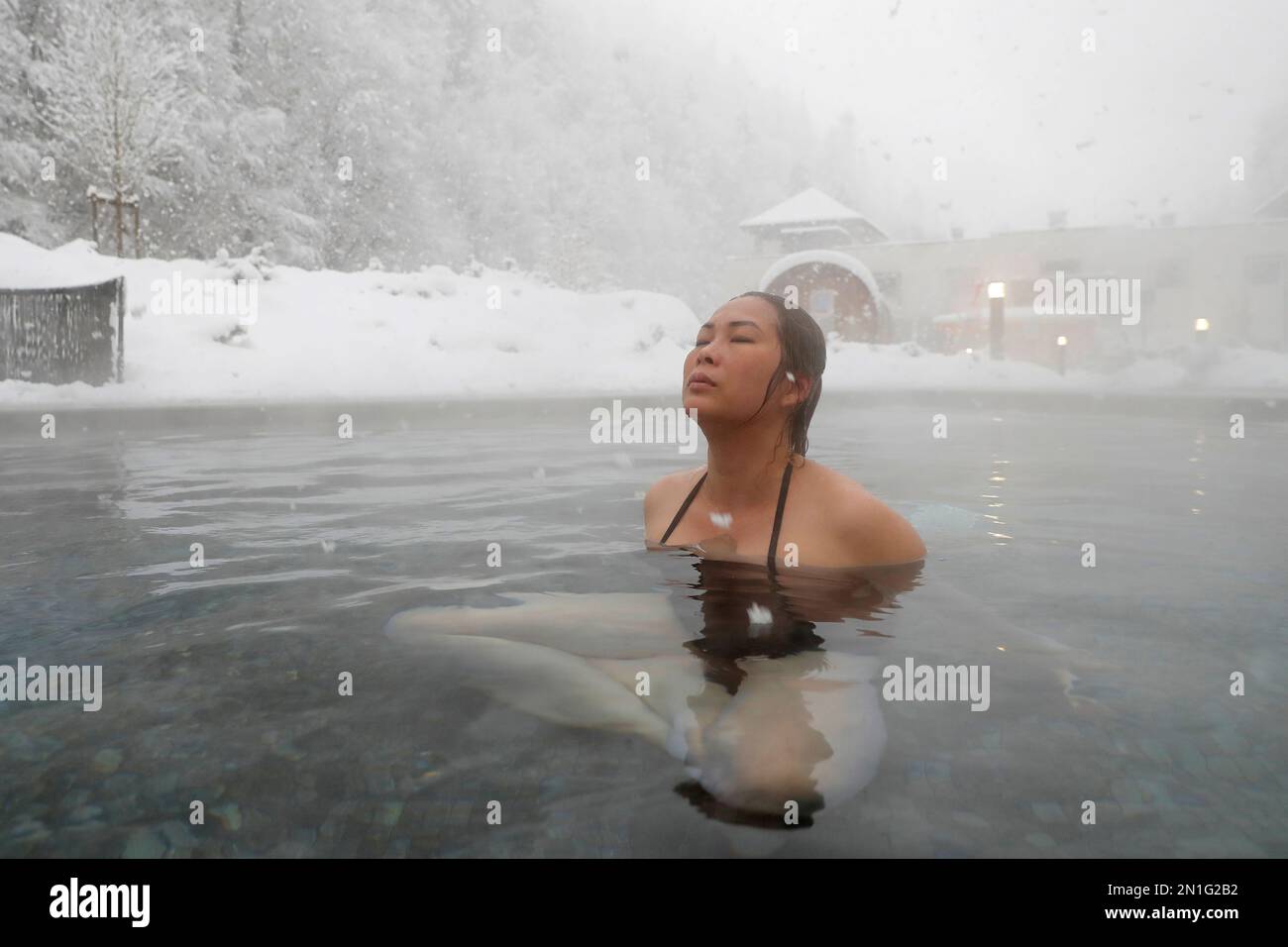 Saint-Gervais Mont-Blanc Thermalbad, Frau, die im Winter Spa und Wellnessbehandlung genießt, Haute Savoie, Frankreich, Europa Stockfoto