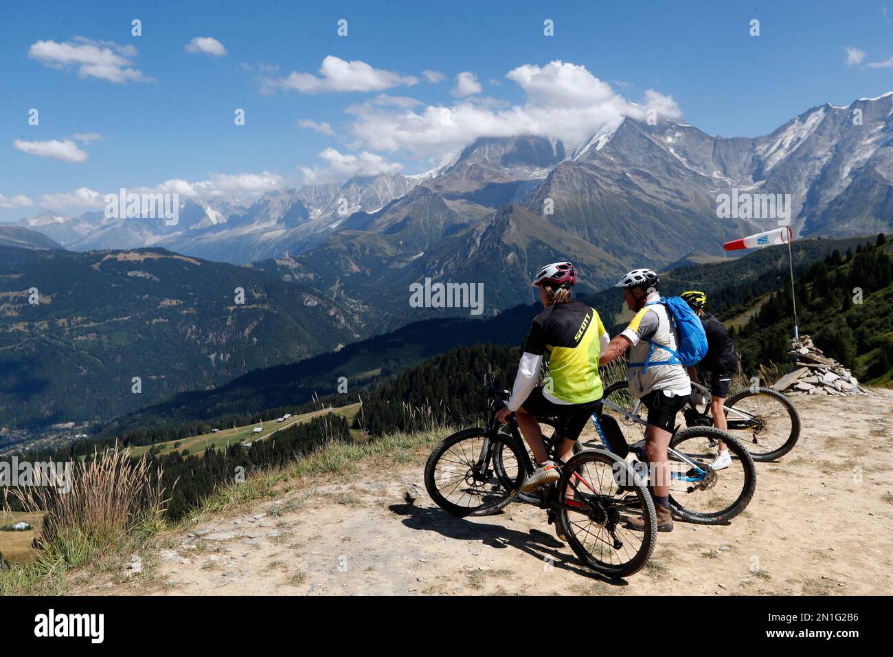 Mountainbikes in den französischen Alpen, Mont Blanc Massiv, Haute Savoie, Frankreich, Europa Stockfoto