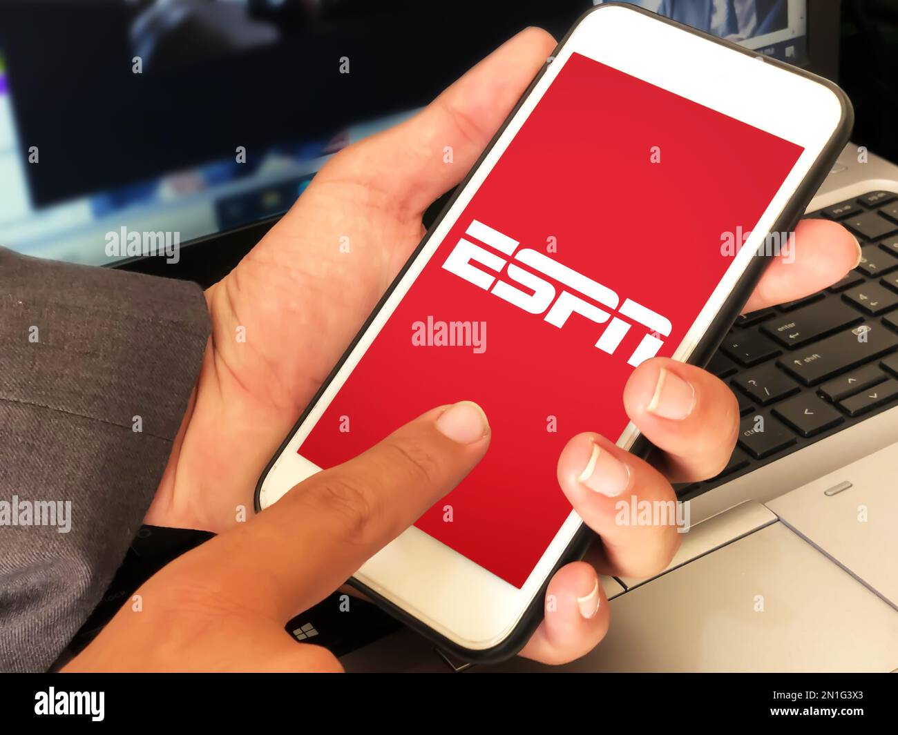 Mann, der die CNN-App für den redaktionellen Hintergrund verwendet Stockfoto