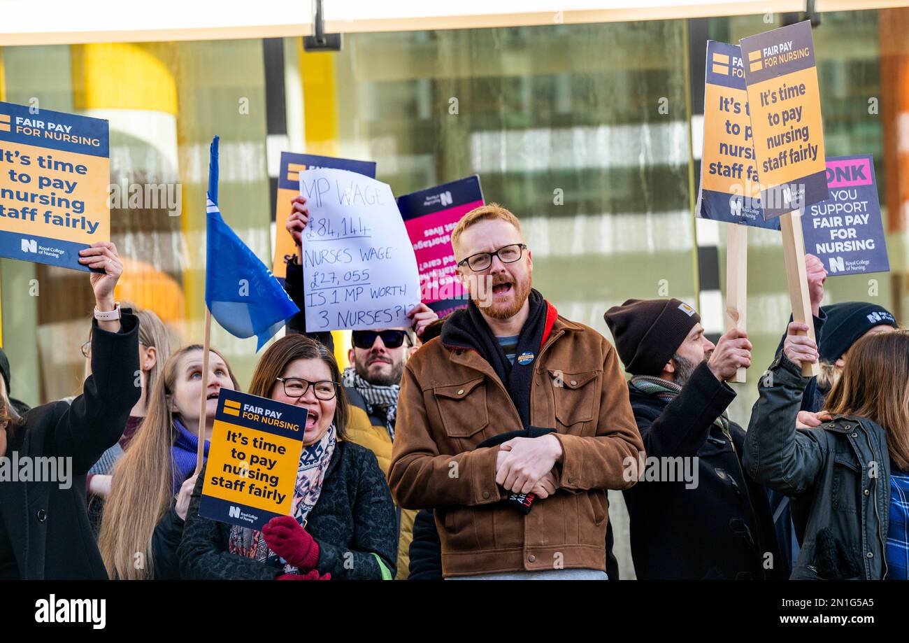 Brighton UK 6. Februar 2023 - Lloyd Russell-Moyle der Labour-MP von Brighton Kemptown schließt sich dem Schwesternpokal vor dem Royal Sussex County Hospital in Brighton an, während das Royal College of Nursing einen weiteren zweitägigen Spaziergang in England beginnt : Credit Simon Dack / Alamy Live News Stockfoto