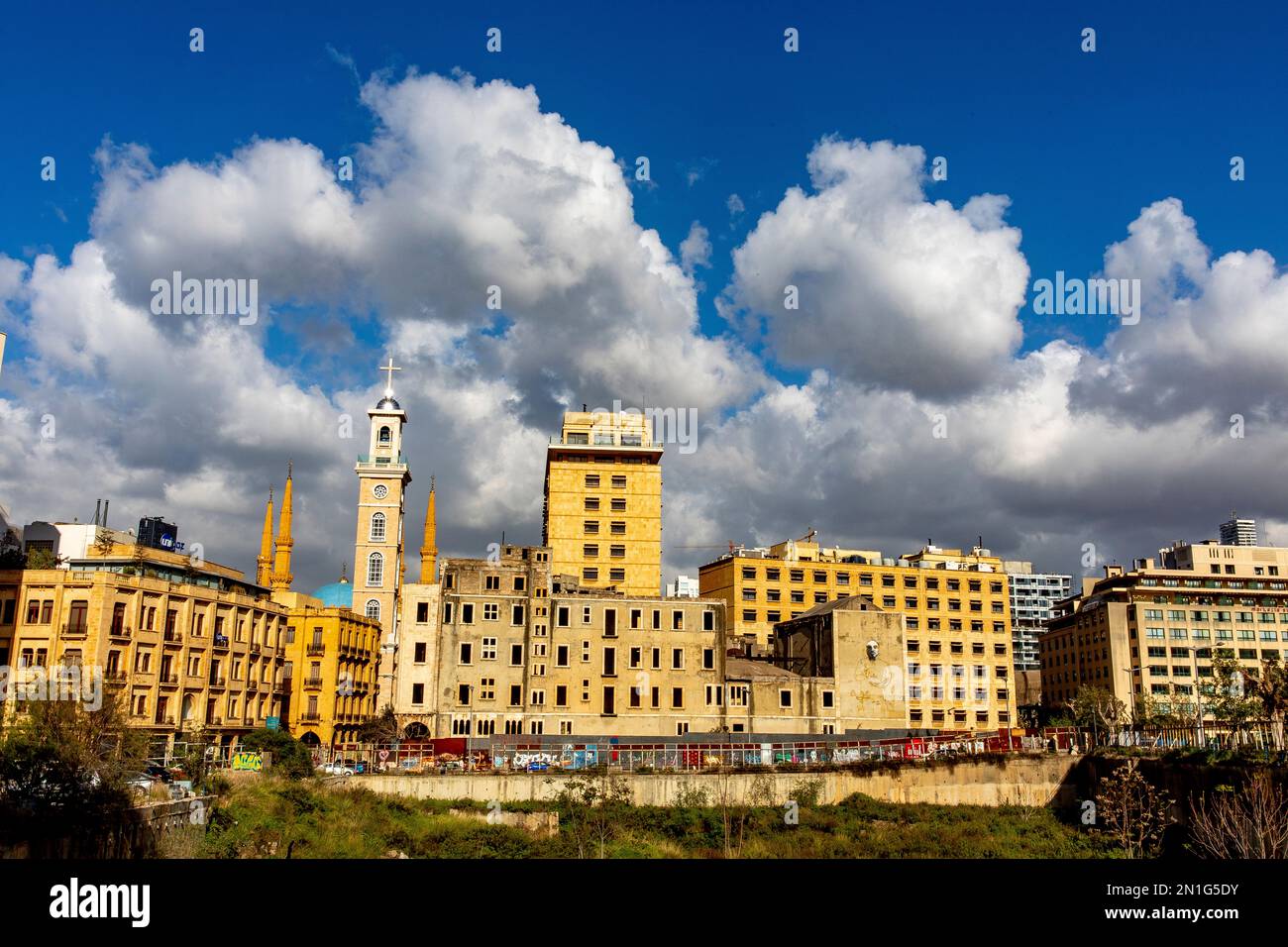 St. George Maronite Cathedral Turm und benachbarte Gebäude, Beirut, Libanon, Naher Osten Stockfoto