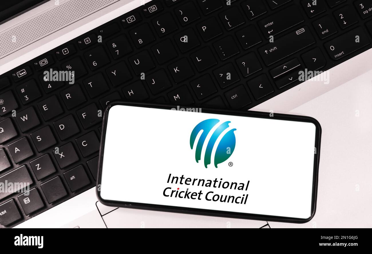 Moderner Redaktionshintergrund der Cricket council Mobile-App mit Laptop Stockfoto