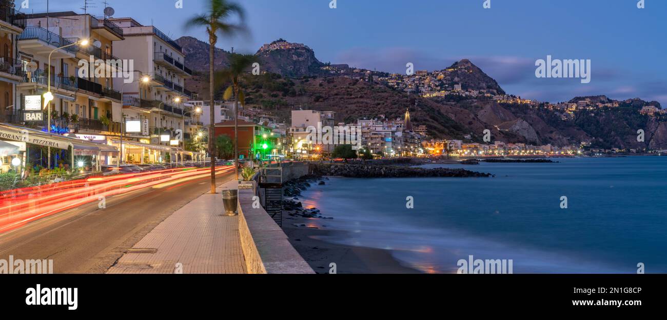 Blick auf Taormina und Giardini Naxos Promenade von Giardini Naxos in der Dämmerung, Sizilien, Mittelmeer, Italien, Mittelmeer, Europa Stockfoto