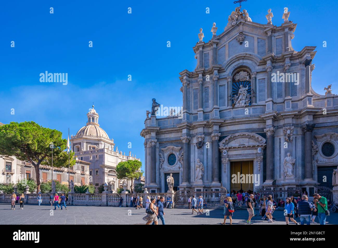 Blick auf Duomo di Sant'Agata und Chiesa della Badia di Sant'Agata, Piazza Duomo, Catania, Sizilien, Italien, Mittelmeerraum, Europa Stockfoto