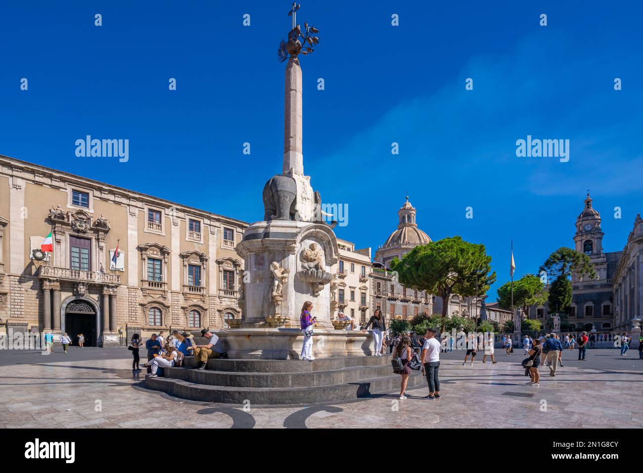Blick auf den Elefantenbrunnen und die Chiesa della Badia di Sant'Agata, Piazza Duomo, Catania, Sizilien, Italien, Mittelmeerraum, Europa Stockfoto