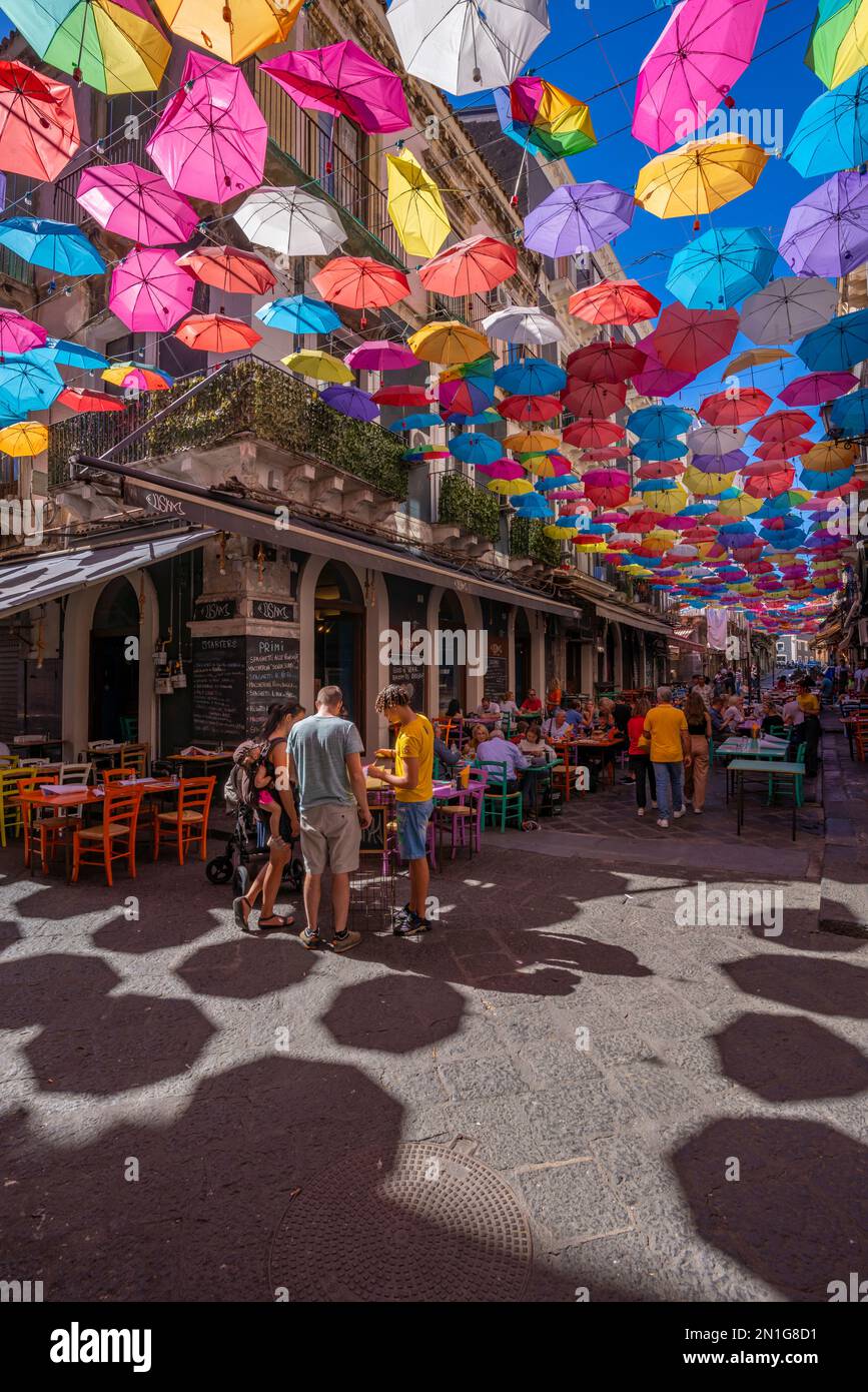 Blick auf farbenfrohe Sonnenschirme und Restaurants auf der Via Gisira, Catania, Sizilien, Italien, Mittelmeer, Europa Stockfoto