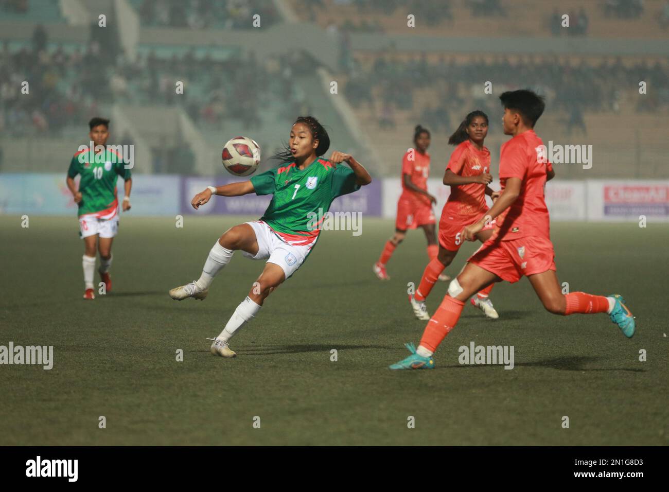 SAFF U-20-Spiel der Frauenmeisterschaft zwischen Bangladesch und Indien im Birshreshtha Shaheed Mostafa Kamal Stadion in Kamalapur, Dhaka, Bangl Stockfoto